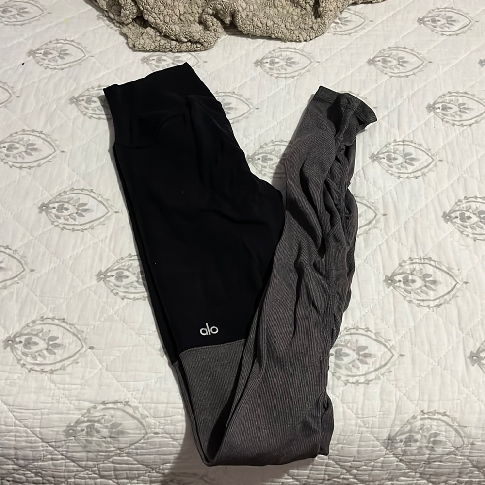 ALO YOGA black and grey leggings
